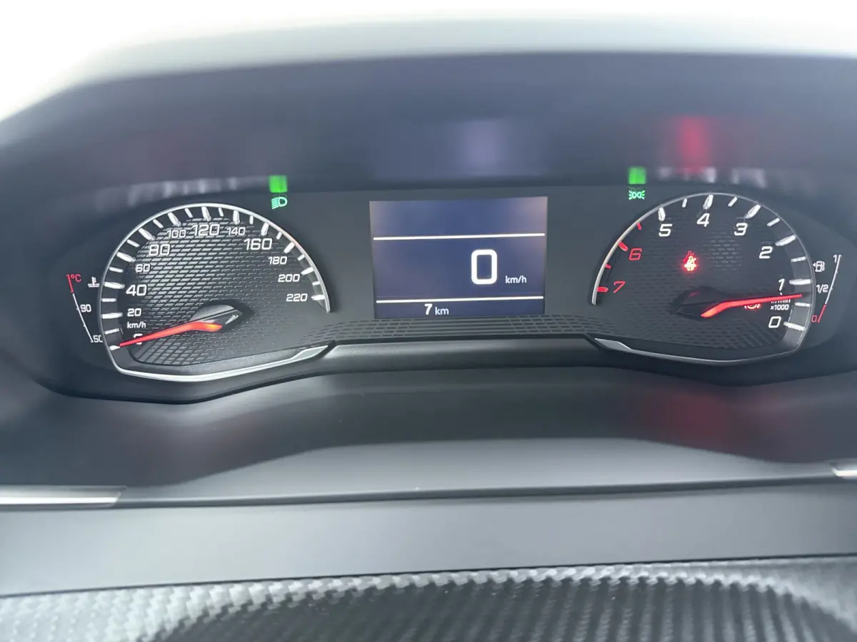 | Demo Deal | Business | 10" HD-touchscreen met PEUGEOT i-Connect® Advanced Navigatie | Donkere hemelbekleding | Extra getinte achterste zijruiten en achterruit