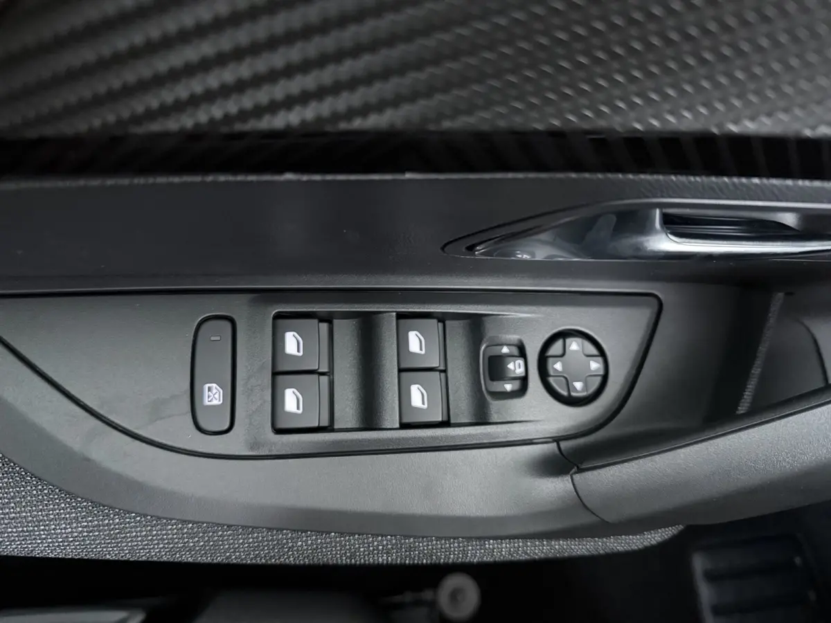 | Demo Deal | Business | 10" HD-touchscreen met PEUGEOT i-Connect® Advanced Navigatie | Donkere hemelbekleding | Extra getinte achterste zijruiten en achterruit