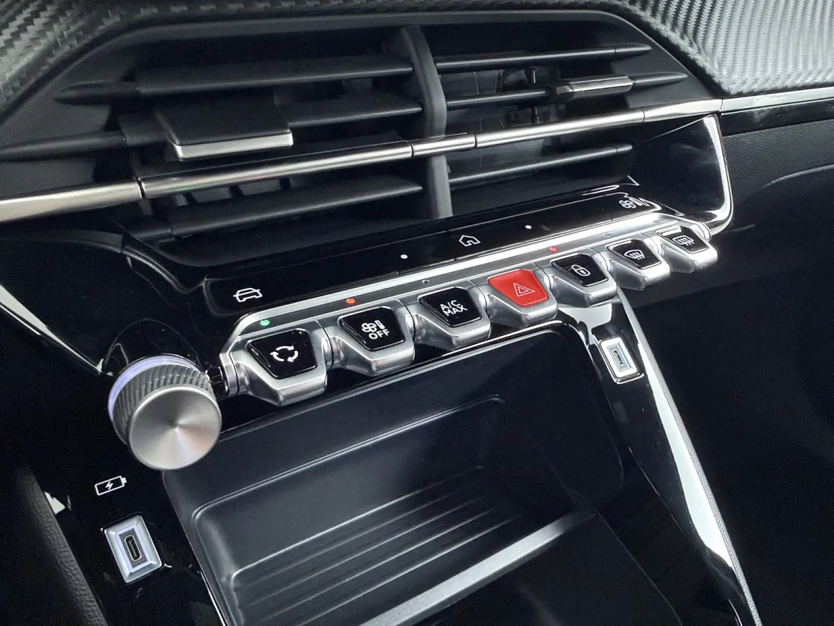 | Demo Deal | Business | 10" HD-touchscreen met PEUGEOT i-Connect® Advanced Navigatie | Donkere hemelbekleding | Extra getinte achterste zijruiten en achterruit
