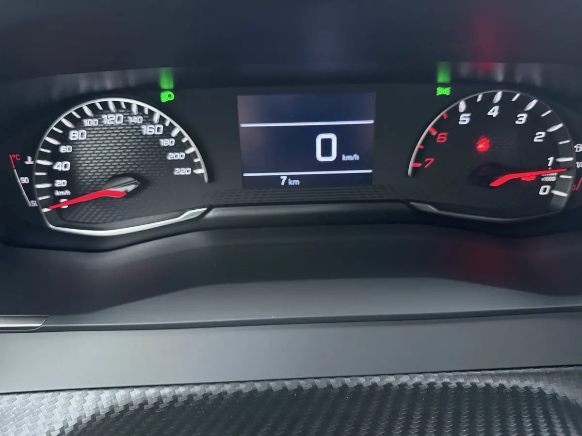 | Demo Deal | Business | 10" HD-touchscreen met PEUGEOT i-Connect® Advanced Navigatie | Donkere hemelbekleding | Extra getinte achterste zijruiten en achterruit