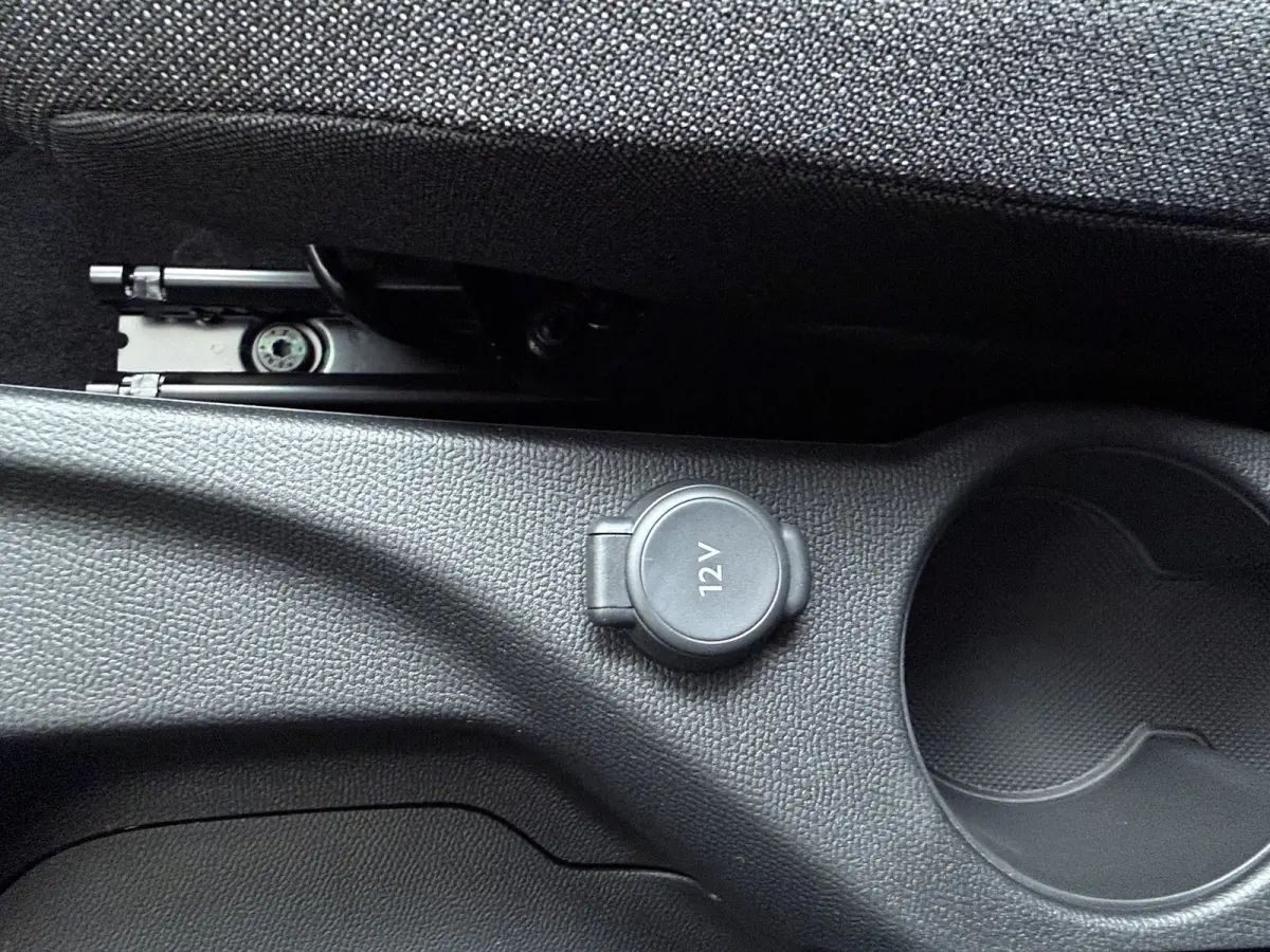 | Demo Deal | Business | 10" HD-touchscreen met PEUGEOT i-Connect® Advanced Navigatie | Donkere hemelbekleding | Extra getinte achterste zijruiten en achterruit