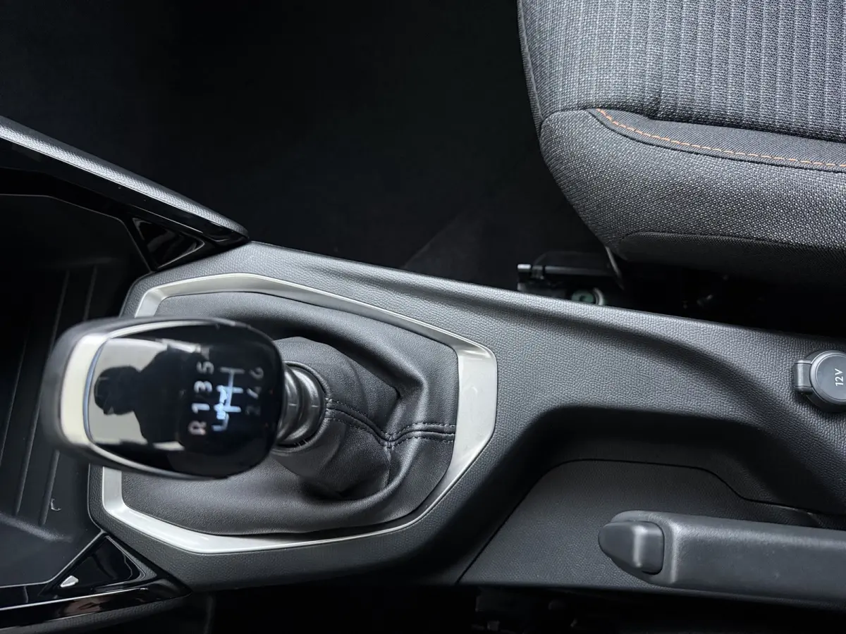 | Demo Deal | Business | 10" HD-touchscreen met PEUGEOT i-Connect® Advanced Navigatie | Donkere hemelbekleding | Extra getinte achterste zijruiten en achterruit