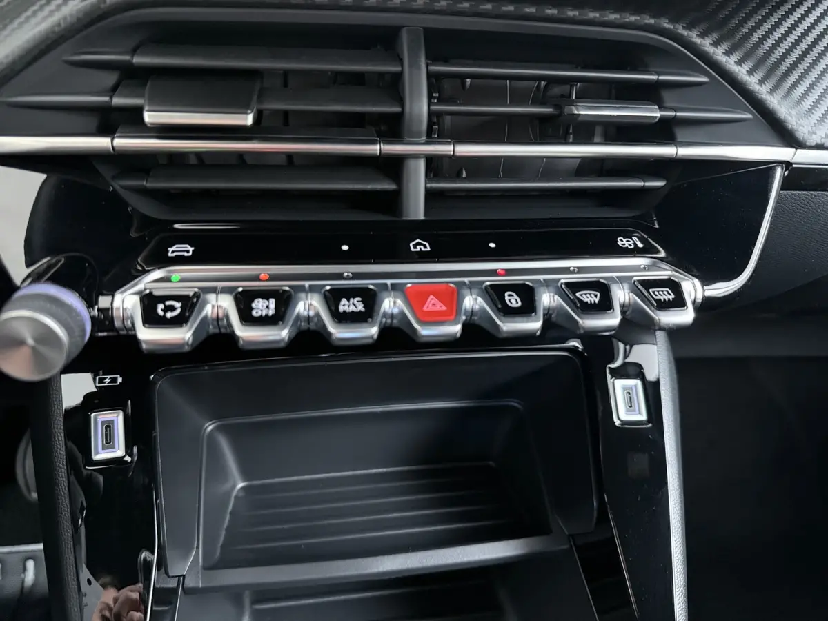 | Demo Deal | Business | 10" HD-touchscreen met PEUGEOT i-Connect® Advanced Navigatie | Donkere hemelbekleding | Extra getinte achterste zijruiten en achterruit