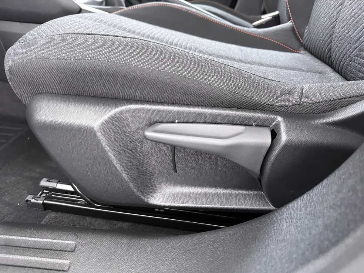 | Demo Deal | Business | 10" HD-touchscreen met PEUGEOT i-Connect® Advanced Navigatie | Donkere hemelbekleding | Extra getinte achterste zijruiten en achterruit