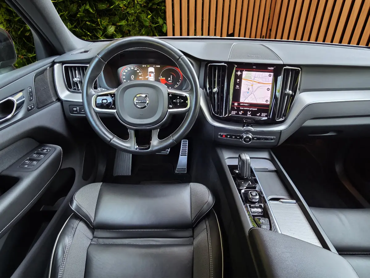 2.0 Recharge T6 AWD R-Design | Luchtvering | Pano | Memory | Pilot Assist | Harman/Kardon