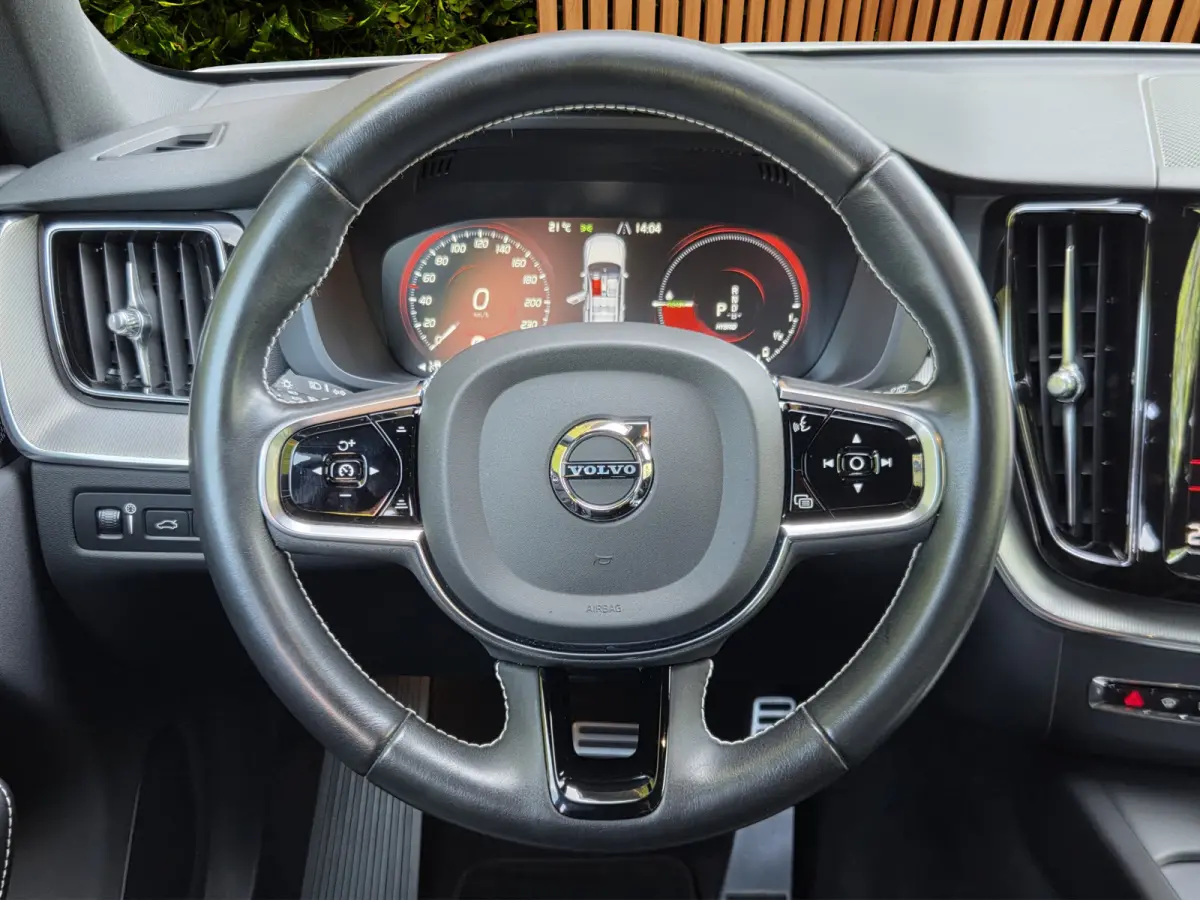 2.0 Recharge T6 AWD R-Design | Luchtvering | Pano | Memory | Pilot Assist | Harman/Kardon