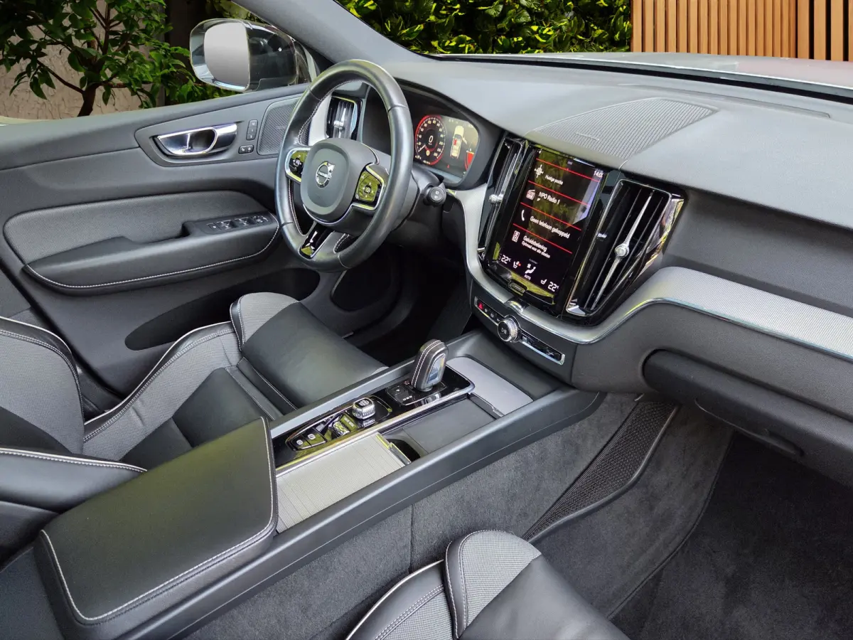 2.0 Recharge T6 AWD R-Design | Luchtvering | Pano | Memory | Pilot Assist | Harman/Kardon