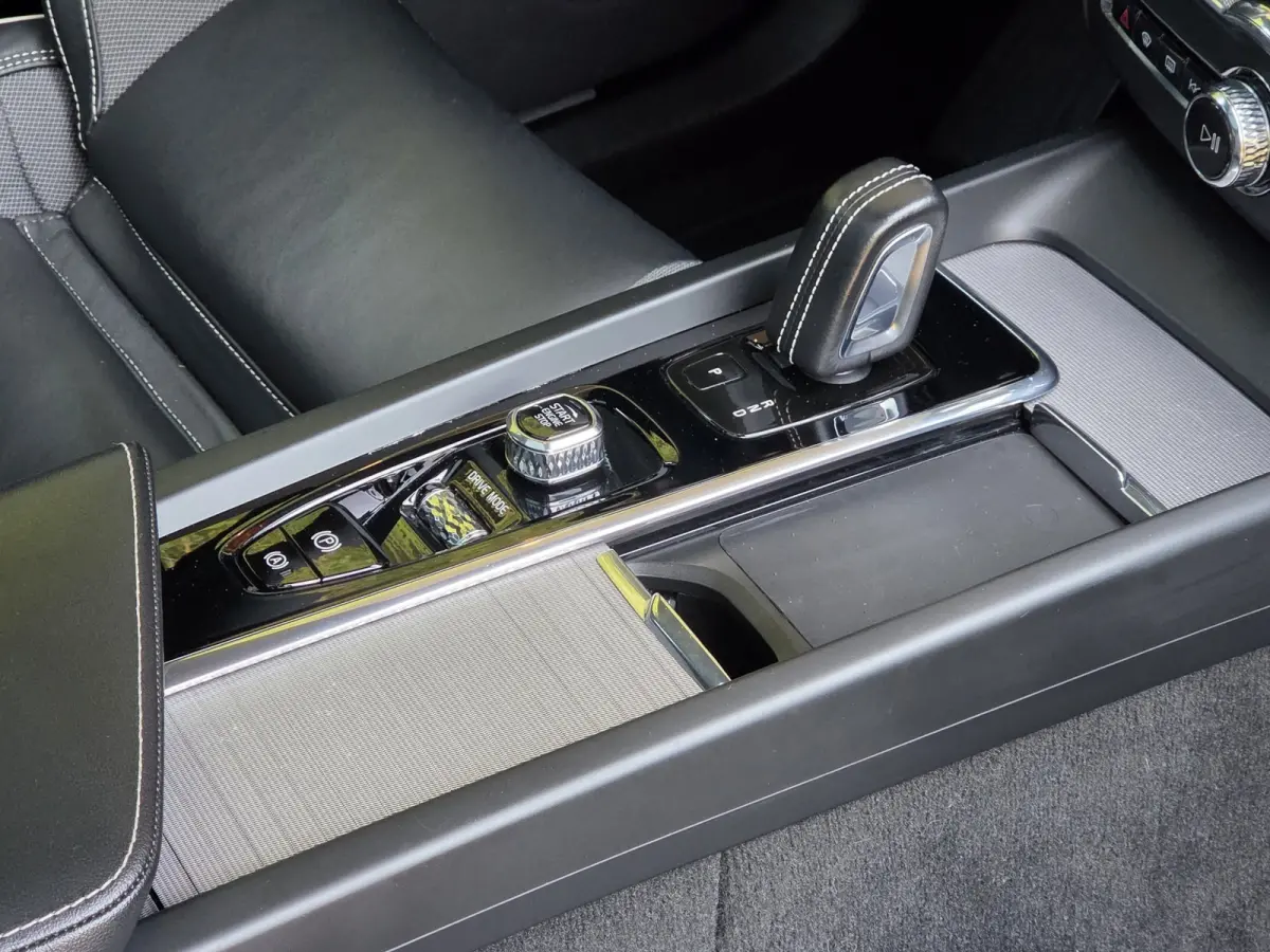 2.0 Recharge T6 AWD R-Design | Luchtvering | Pano | Memory | Pilot Assist | Harman/Kardon