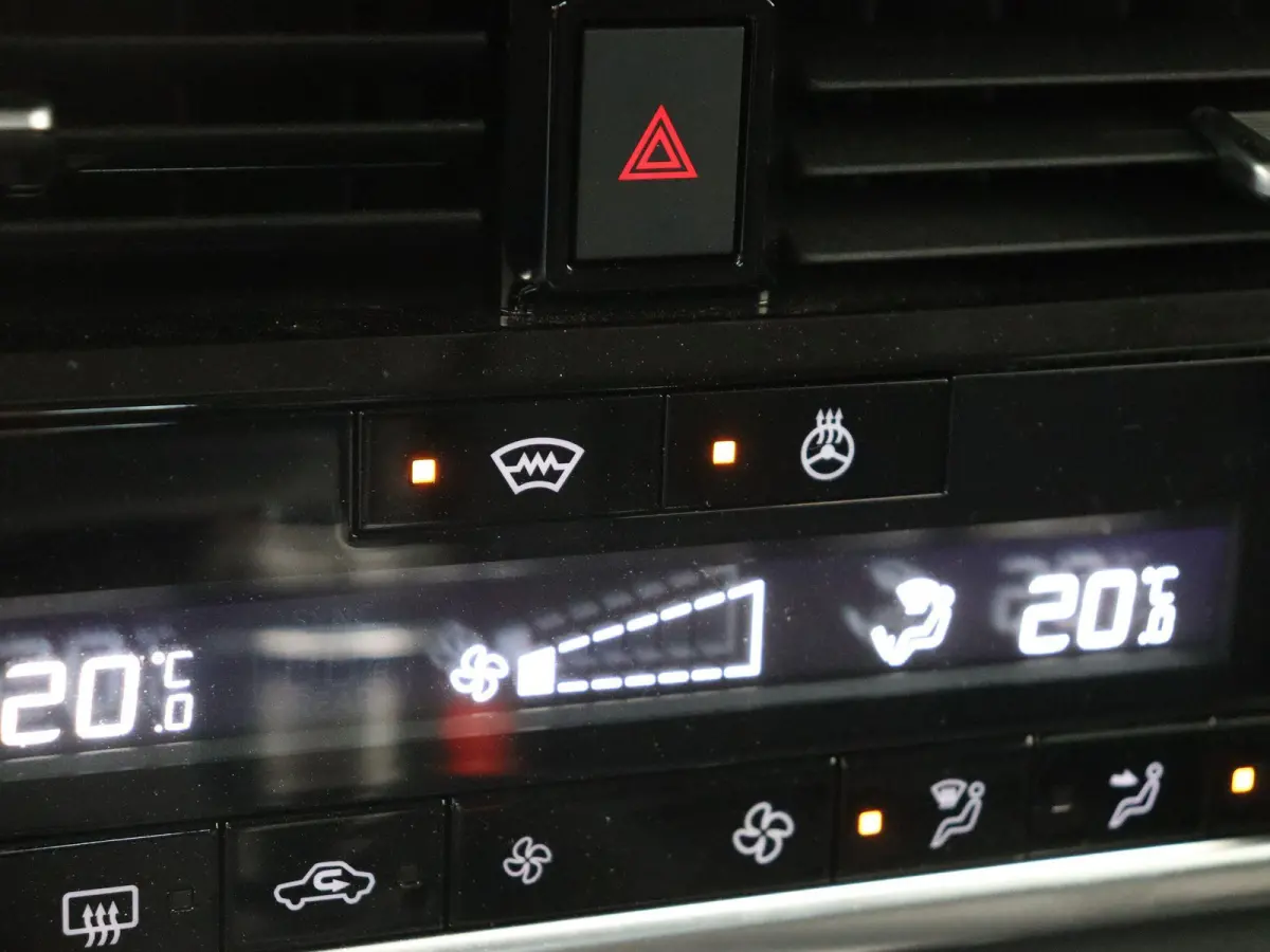 140pk MHEV N-Connecta | Stoel & stuurverwarming | Adaptive cruise control | Climate control | Dodehoek detectie | Lichtmetalen velgen 18'' |
