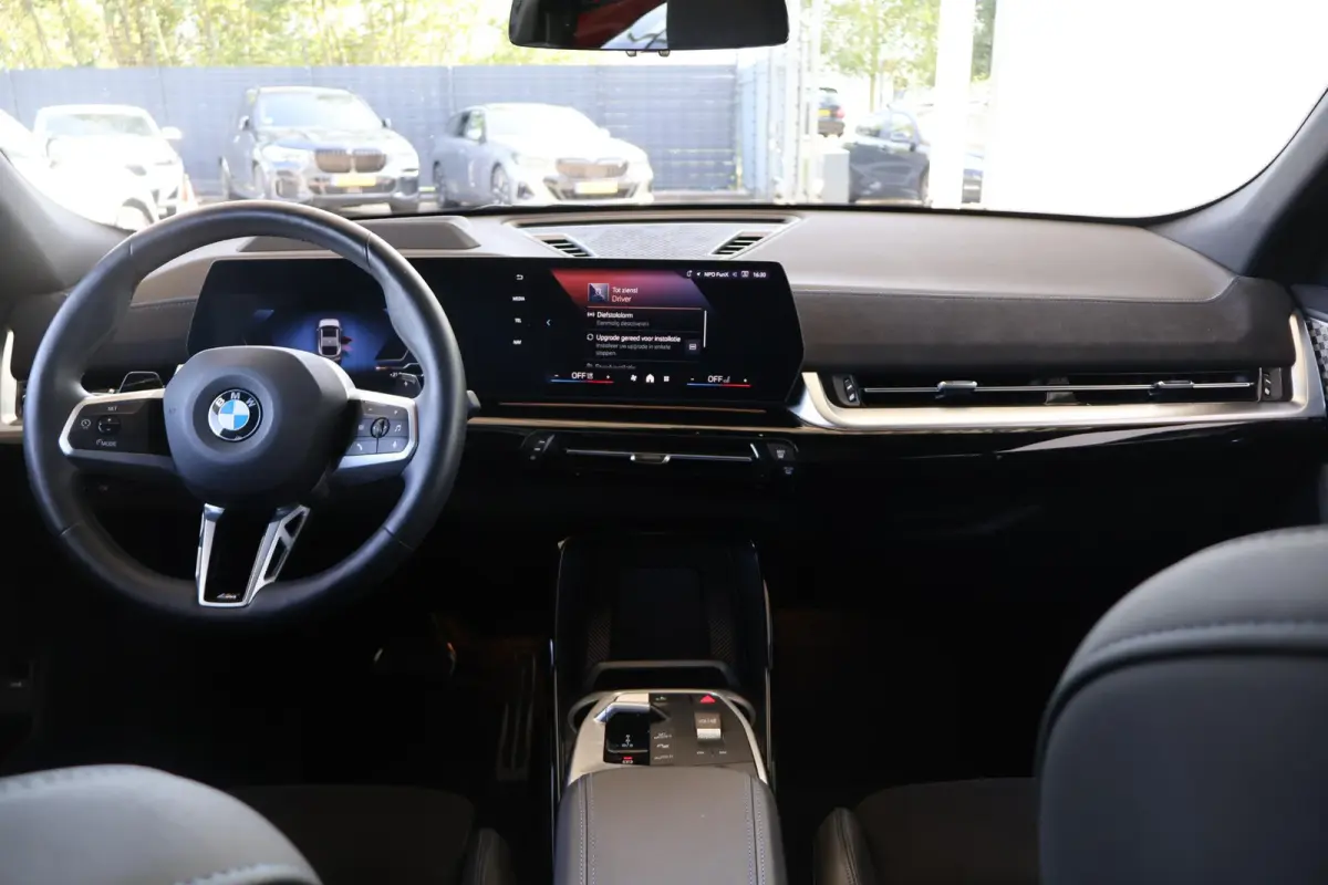 sDrive20i | M Sport Pro | Glazen Panoramadak | Trekhaak Elektrisch | Stuur- & Stoelverwarming | Driving Assistant Professional | Harman/Kardon | Head-Up Display