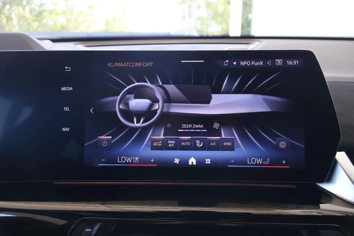 sDrive20i | M Sport Pro | Glazen Panoramadak | Trekhaak Elektrisch | Stuur- & Stoelverwarming | Driving Assistant Professional | Harman/Kardon | Head-Up Display
