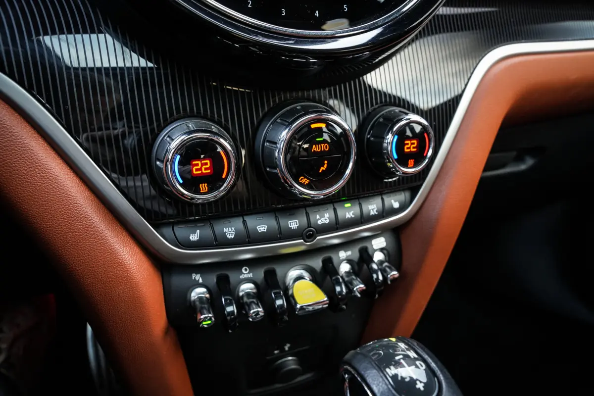 1.5 Cooper ALL4 John Cooper Works | ACC | CarPlay | Panorama | Head-up | Leder | Org. NL | 1e eigenaar |