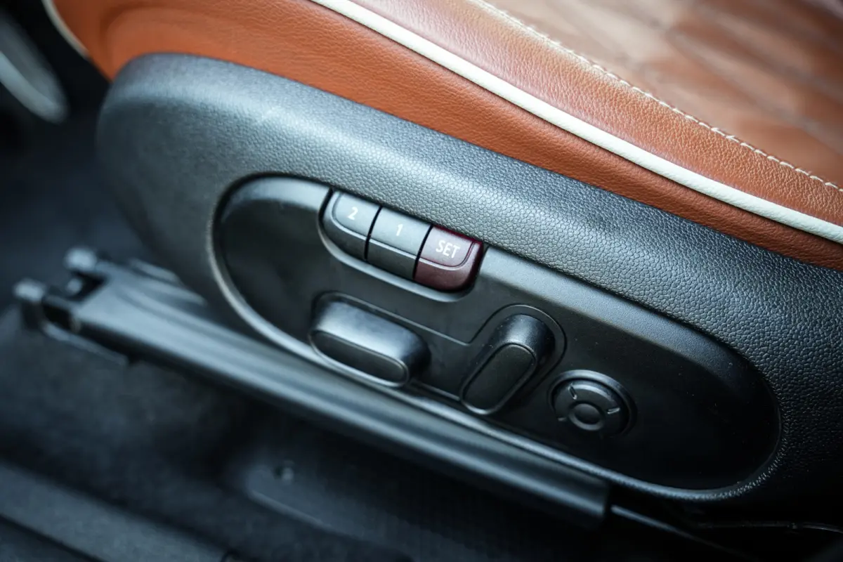 1.5 Cooper ALL4 John Cooper Works | ACC | CarPlay | Panorama | Head-up | Leder | Org. NL | 1e eigenaar |