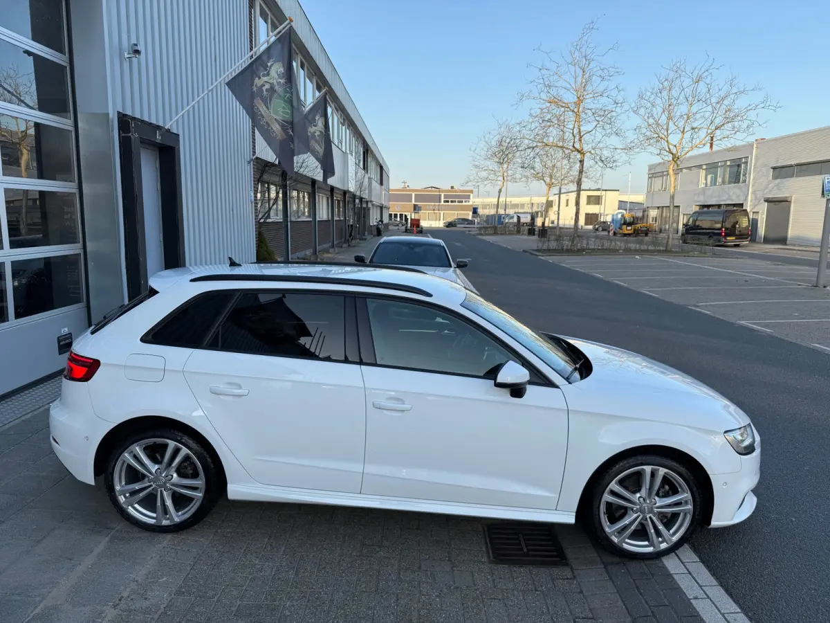 40 e-tron Sport 204PK S18/LED/CAM/NAV/LEER