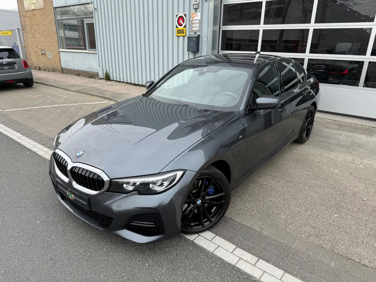 330e High Executive AUT 292PK LED/LEER/NAV/LMV19