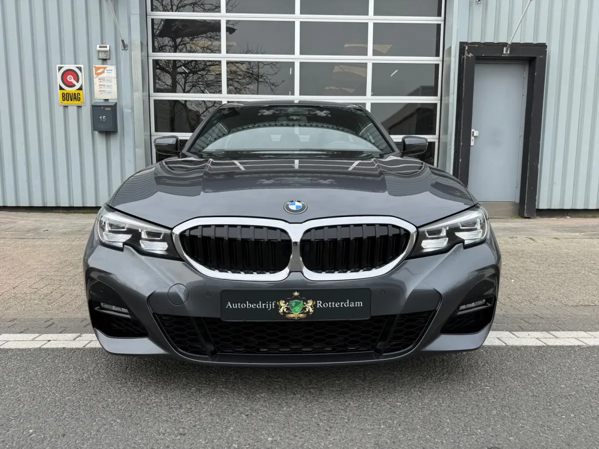 330e High Executive AUT 292PK LED/LEER/NAV/LMV19