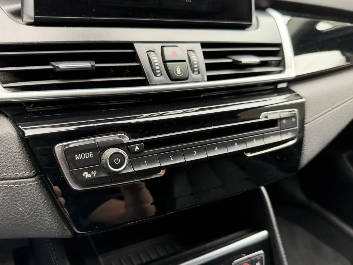 225xe iPerformance Climat, Bluetooth, Navi, LM..