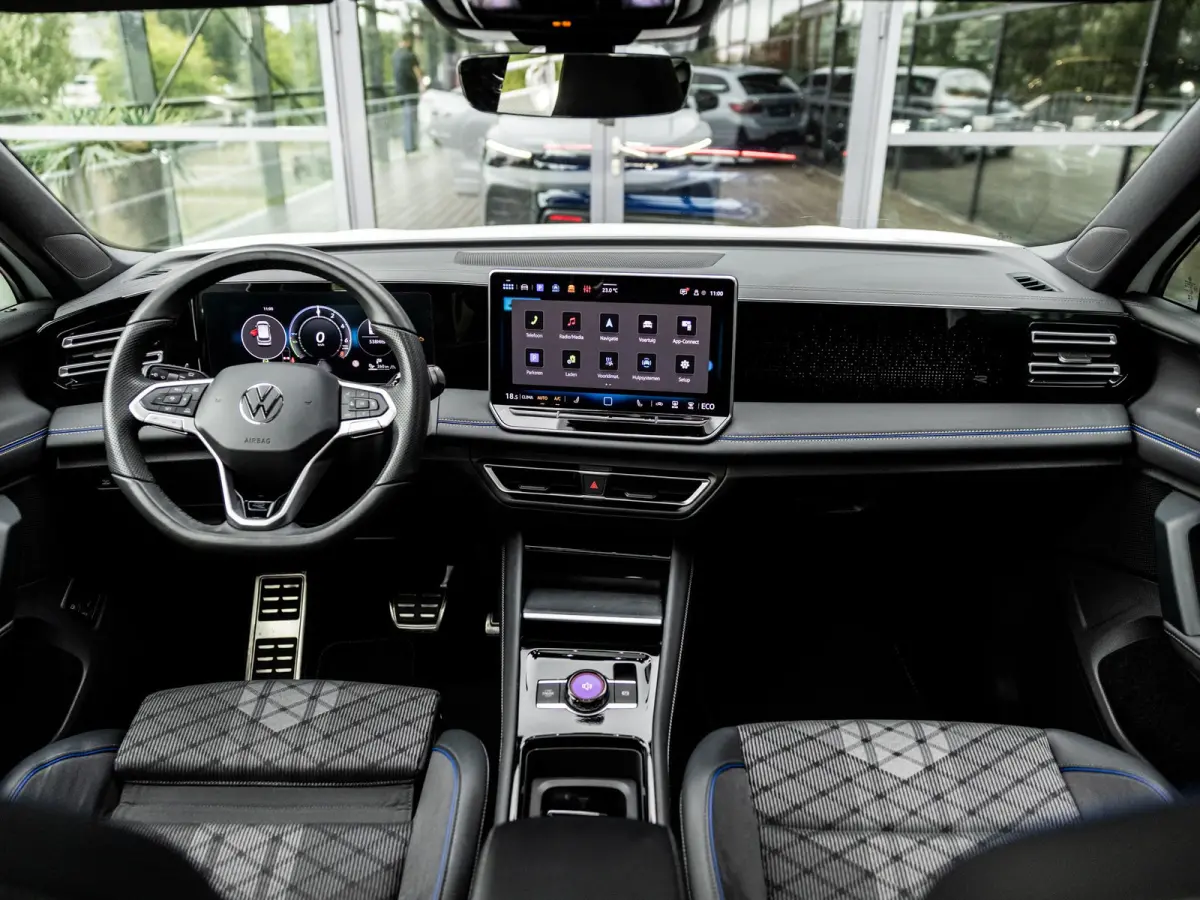 1.5 eHybrid R-Line Edition | PANORAMA/SCHUIF-KANTELDAK | ADAPTIVE CRUISE CONTROL. | ACHTERUITRIJCAMERA | 20 INCH | BLACK STYLE | APPLE CARPLAY | SFEERVERLICHTING |
