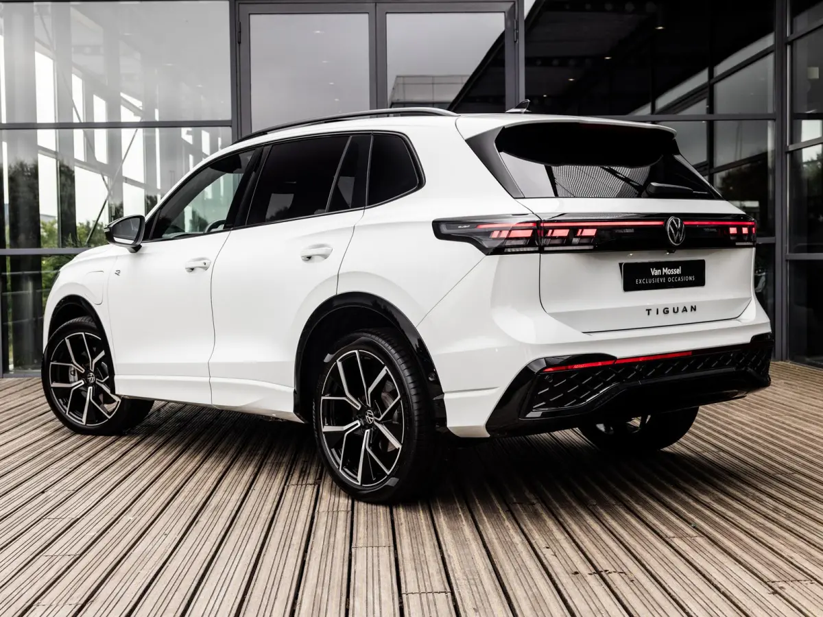 1.5 eHybrid R-Line Edition | PANORAMA/SCHUIF-KANTELDAK | ADAPTIVE CRUISE CONTROL. | ACHTERUITRIJCAMERA | 20 INCH | BLACK STYLE | APPLE CARPLAY | SFEERVERLICHTING |
