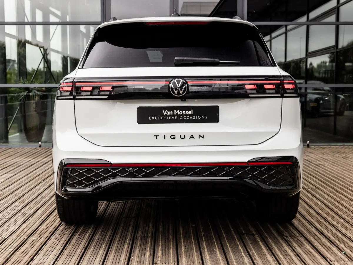 1.5 eHybrid R-Line Edition | PANORAMA/SCHUIF-KANTELDAK | ADAPTIVE CRUISE CONTROL. | ACHTERUITRIJCAMERA | 20 INCH | BLACK STYLE | APPLE CARPLAY | SFEERVERLICHTING |