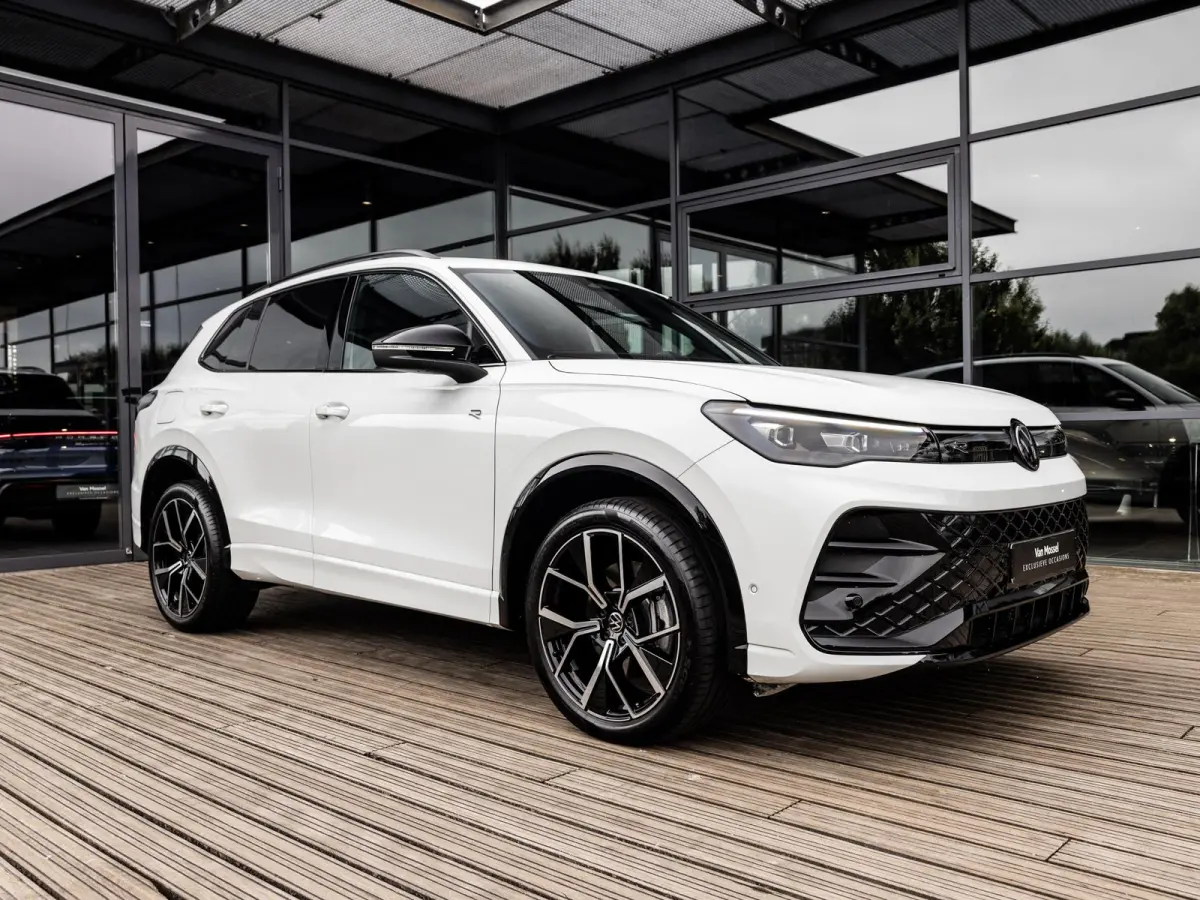 1.5 eHybrid R-Line Edition | PANORAMA/SCHUIF-KANTELDAK | ADAPTIVE CRUISE CONTROL. | ACHTERUITRIJCAMERA | 20 INCH | BLACK STYLE | APPLE CARPLAY | SFEERVERLICHTING |