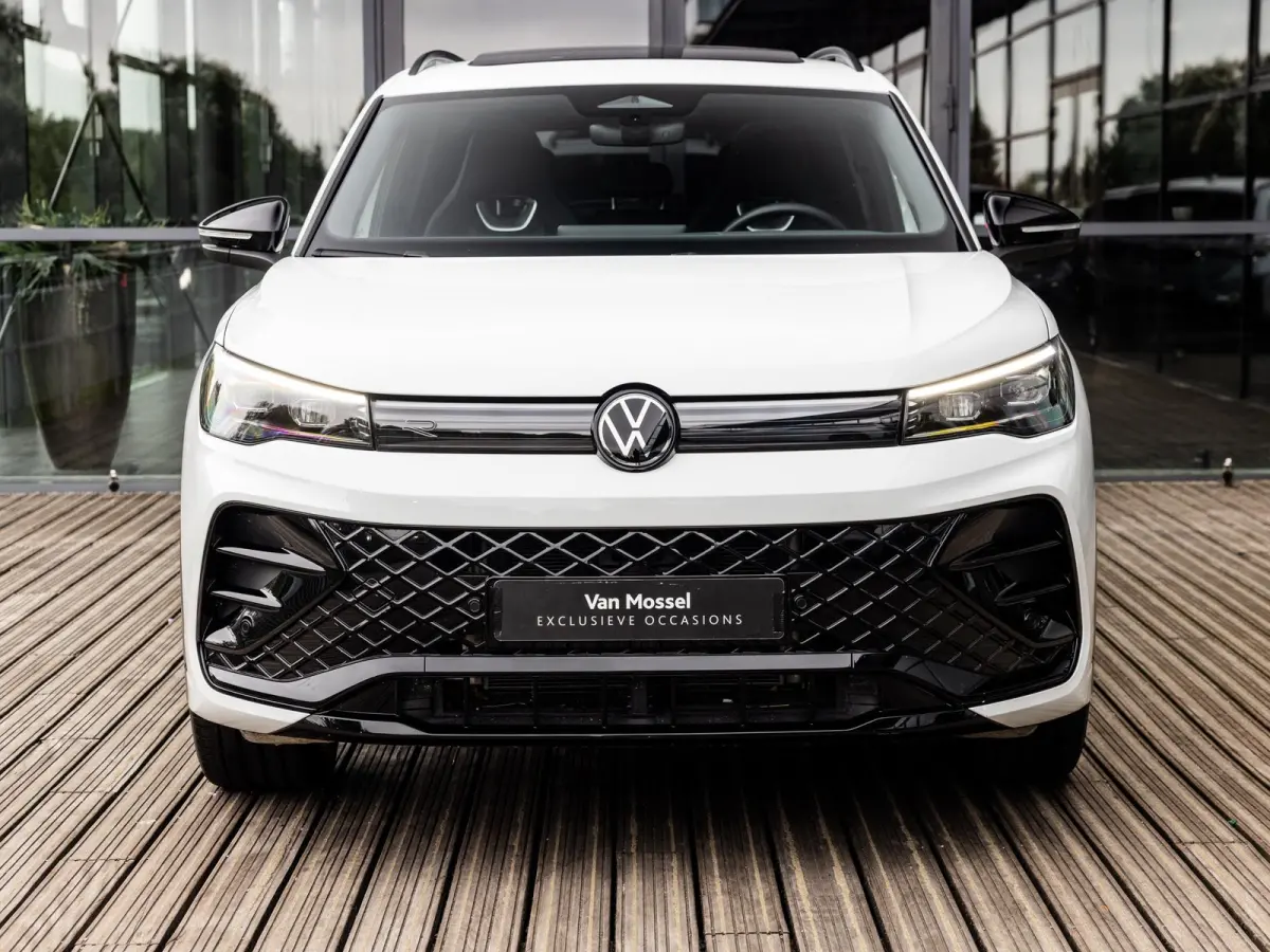 1.5 eHybrid R-Line Edition | PANORAMA/SCHUIF-KANTELDAK | ADAPTIVE CRUISE CONTROL. | ACHTERUITRIJCAMERA | 20 INCH | BLACK STYLE | APPLE CARPLAY | SFEERVERLICHTING |