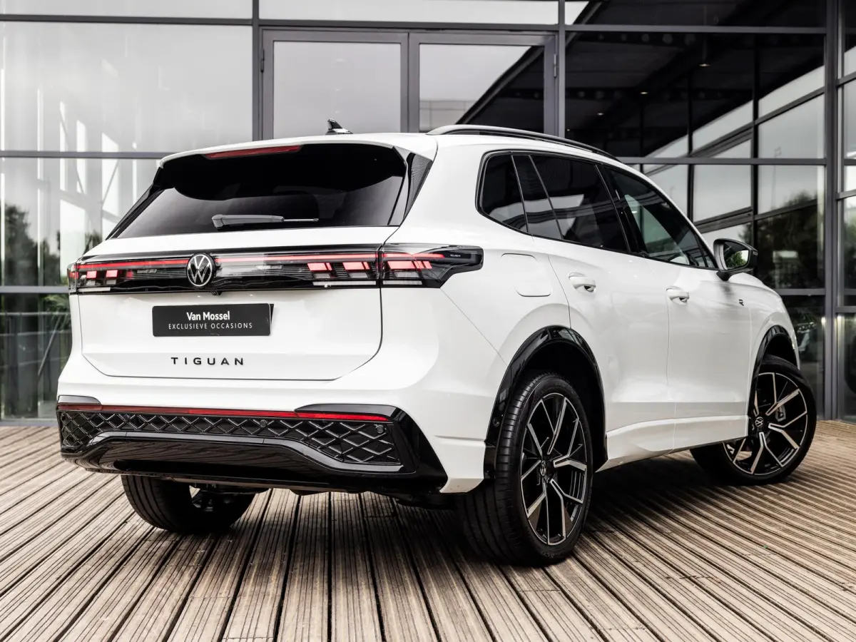 1.5 eHybrid R-Line Edition | PANORAMA/SCHUIF-KANTELDAK | ADAPTIVE CRUISE CONTROL. | ACHTERUITRIJCAMERA | 20 INCH | BLACK STYLE | APPLE CARPLAY | SFEERVERLICHTING |