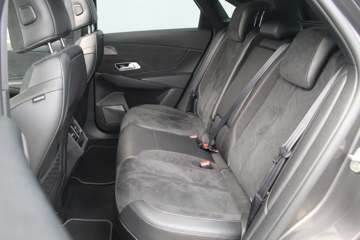 E-Tense 4x4 Performance Line | Pano | Leder / Alcantara | Memory | Camera | Focal Audio | CarPlay | Climate & Cruise C. | Pano | Leder / Alcantara | Memory | Camera | Focal Audio | CarPlay |