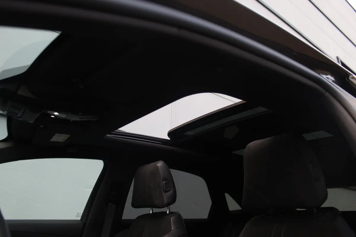 E-Tense 4x4 Performance Line | Pano | Leder / Alcantara | Memory | Camera | Focal Audio | CarPlay | Climate & Cruise C. | Pano | Leder / Alcantara | Memory | Camera | Focal Audio | CarPlay |