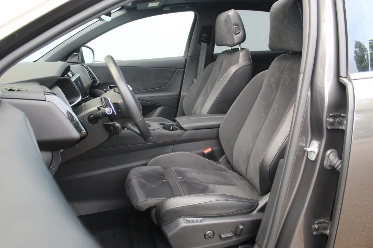 E-Tense 4x4 Performance Line | Pano | Leder / Alcantara | Memory | Camera | Focal Audio | CarPlay | Climate & Cruise C. | Pano | Leder / Alcantara | Memory | Camera | Focal Audio | CarPlay |
