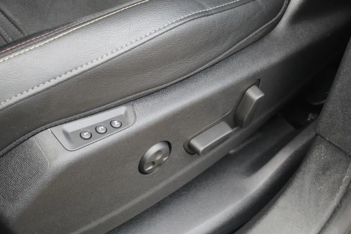 E-Tense 4x4 Performance Line | Pano | Leder / Alcantara | Memory | Camera | Focal Audio | CarPlay | Climate & Cruise C. | Pano | Leder / Alcantara | Memory | Camera | Focal Audio | CarPlay |