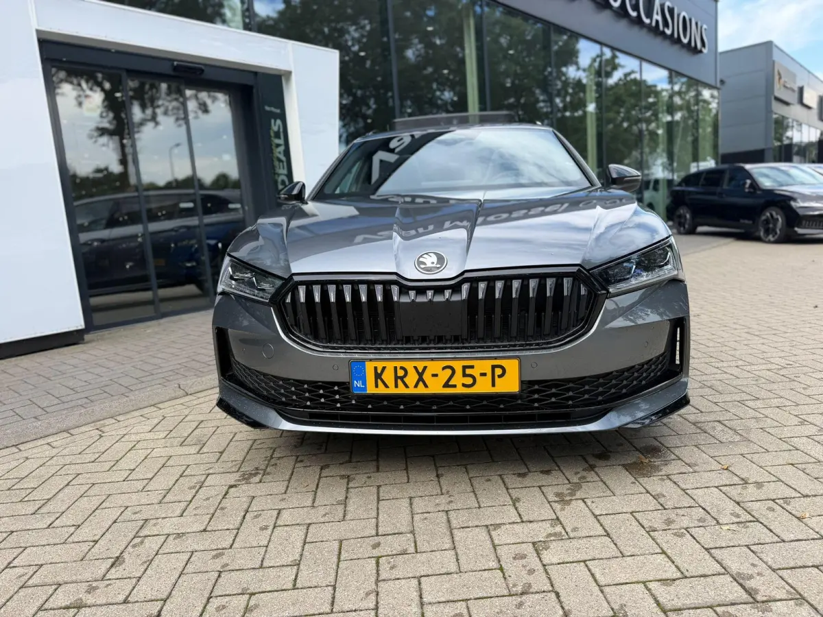 1.5 TSI PHEV Sportline Business 204 pk | Automaat | LED | Trekhaak | Achteruitrijcamera | Climate Control | Navigatie | Adaptive Cruise Control | Parkeersensoren | Privacy Glass | Stoelverwa