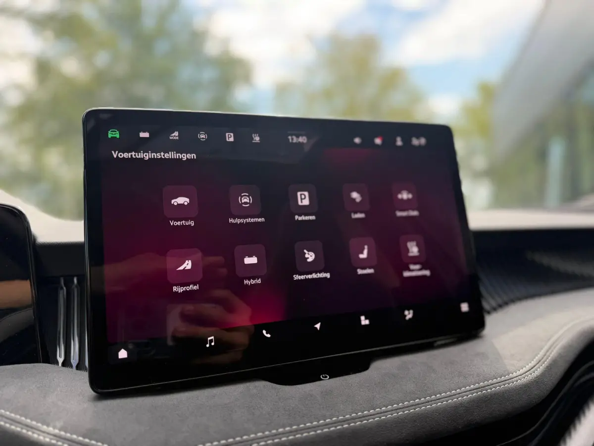 1.5 TSI PHEV Sportline Business 204 pk | Automaat | LED | Trekhaak | Achteruitrijcamera | Climate Control | Navigatie | Adaptive Cruise Control | Parkeersensoren | Privacy Glass | Stoelverwa