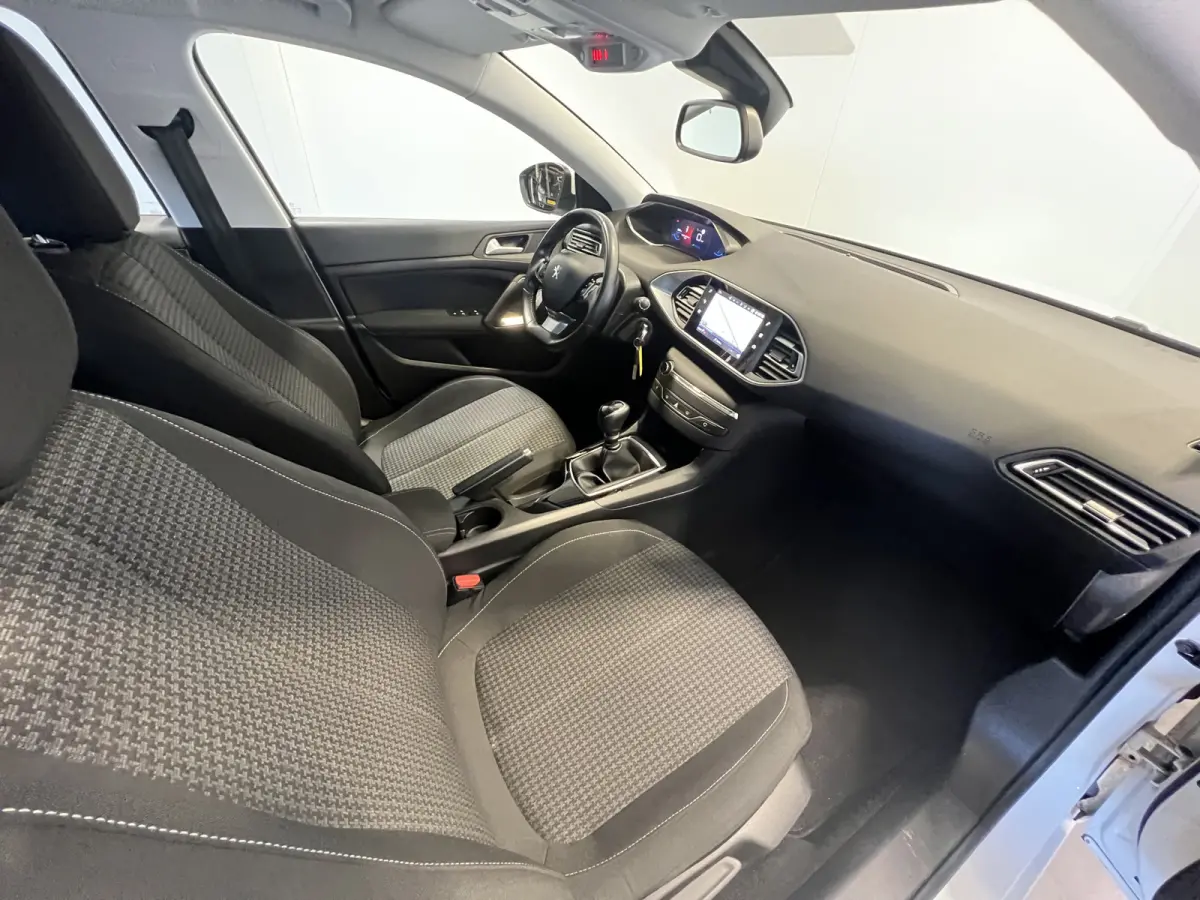 1.2 PureTech Blue Lease Active | Android Auto/Apple Carplay | LM Velgen 16" | Achteruitrijcamera | Cruise Control | Head-Up Display | Airco |