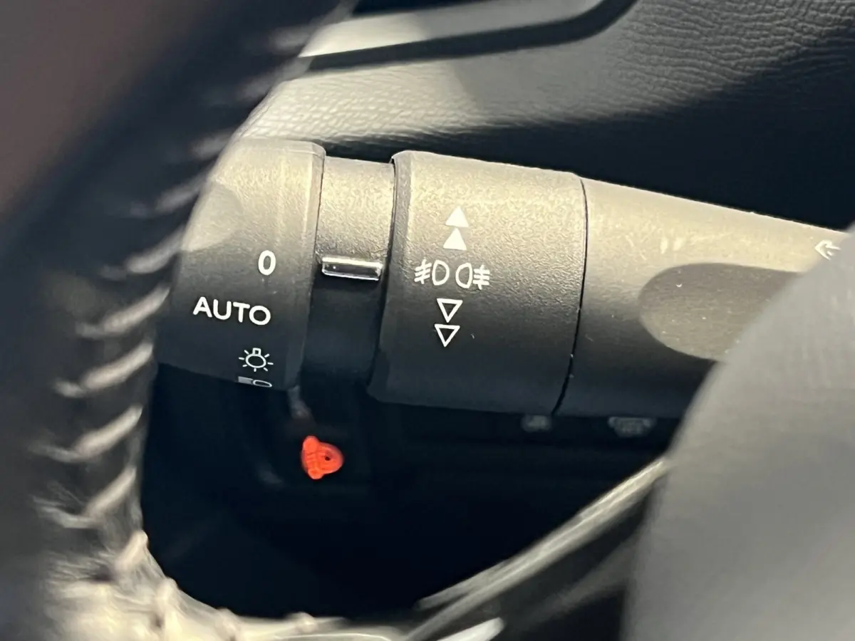 1.2 PureTech Blue Lease Active | Android Auto/Apple Carplay | LM Velgen 16" | Achteruitrijcamera | Cruise Control | Head-Up Display | Airco |
