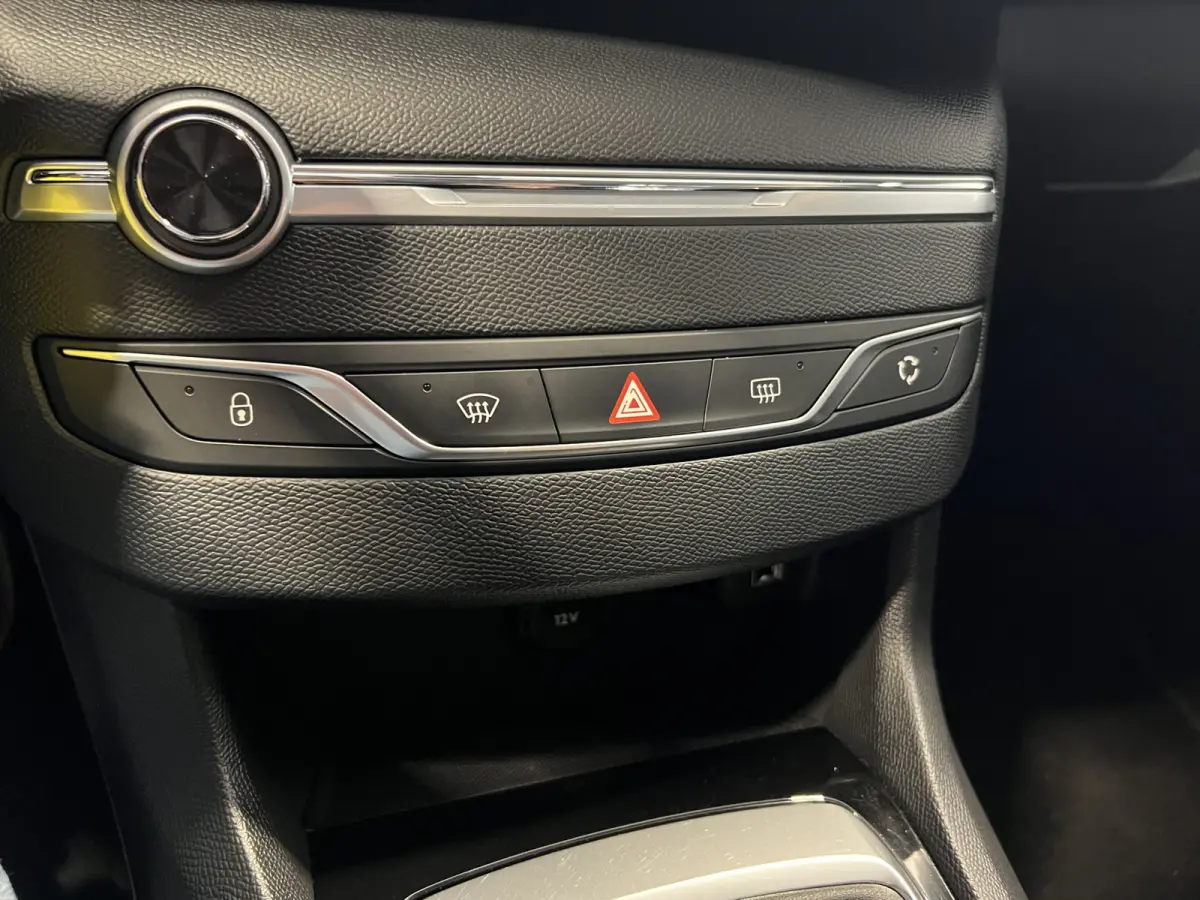 1.2 PureTech Blue Lease Active | Android Auto/Apple Carplay | LM Velgen 16" | Achteruitrijcamera | Cruise Control | Head-Up Display | Airco |