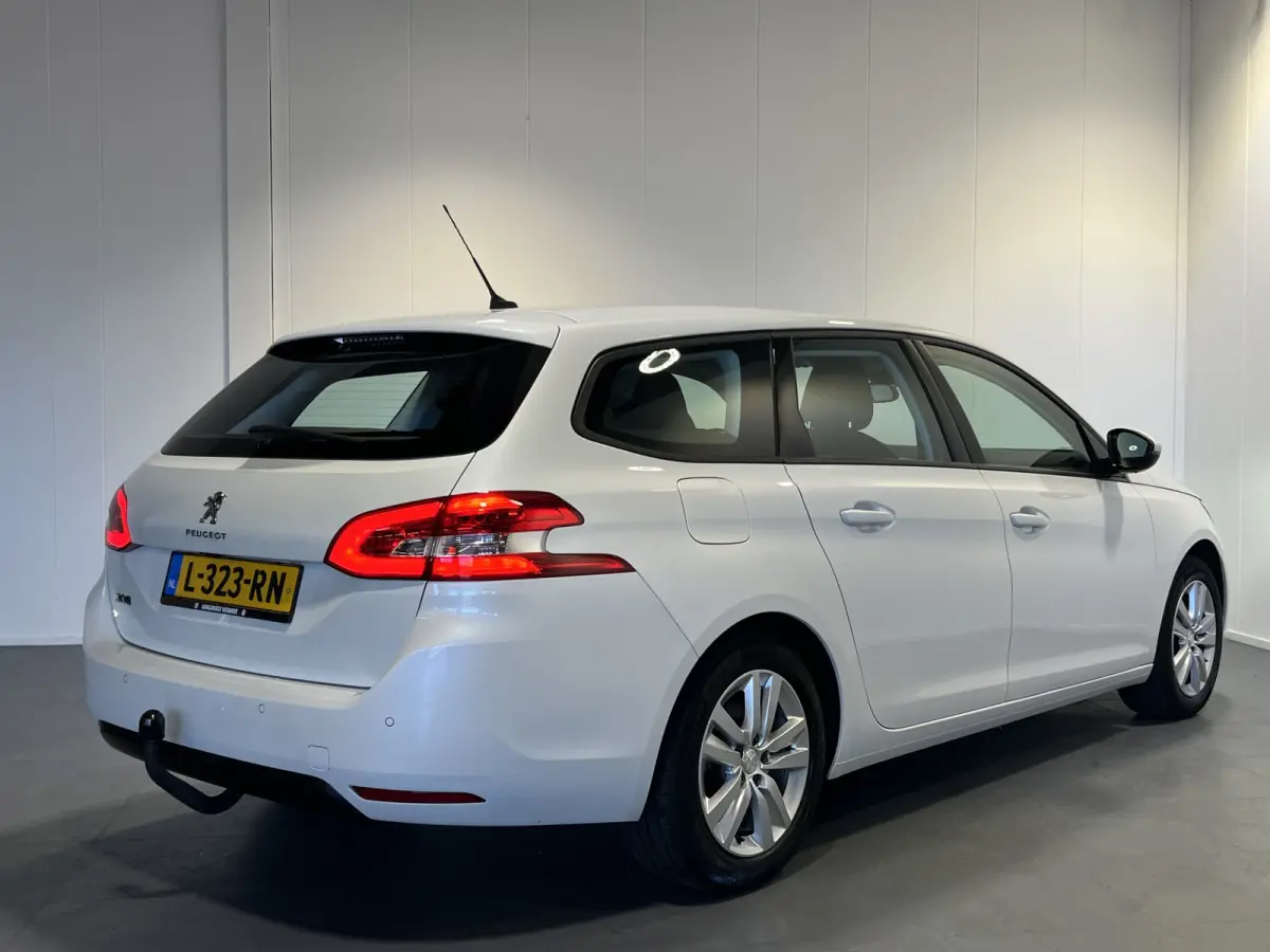 1.2 PureTech Blue Lease Active | Android Auto/Apple Carplay | LM Velgen 16" | Achteruitrijcamera | Cruise Control | Head-Up Display | Airco |