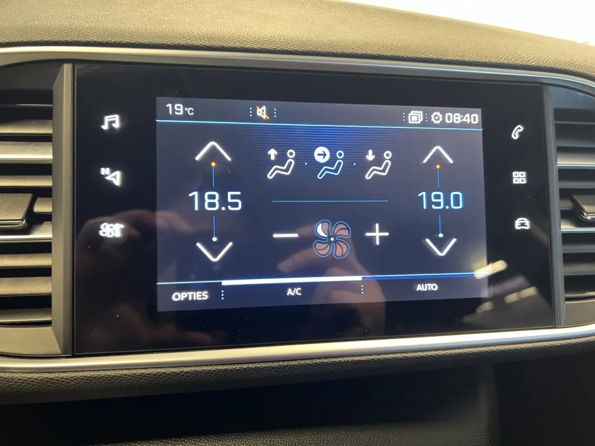 1.2 PureTech Blue Lease Active | Android Auto/Apple Carplay | LM Velgen 16" | Achteruitrijcamera | Cruise Control | Head-Up Display | Airco |