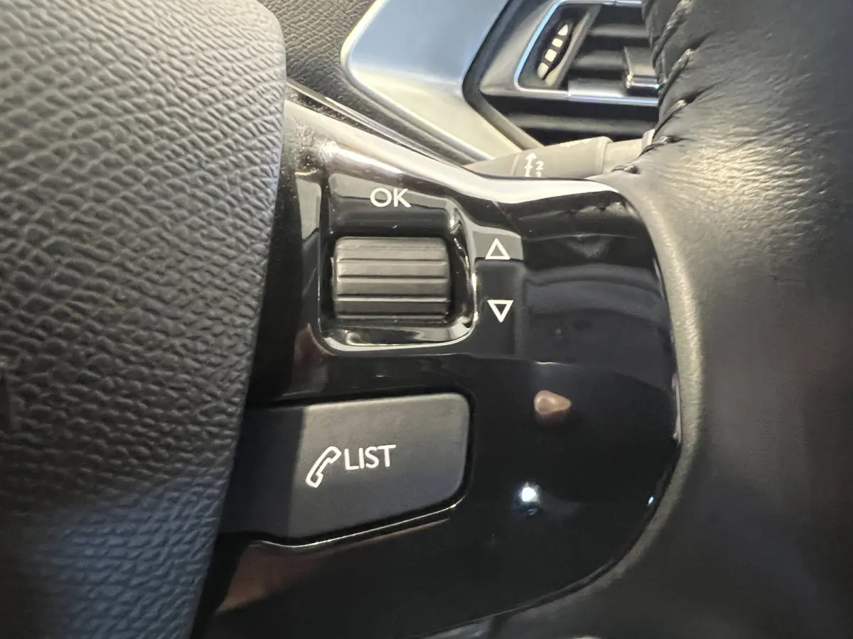 1.2 PureTech Blue Lease Active | Android Auto/Apple Carplay | LM Velgen 16" | Achteruitrijcamera | Cruise Control | Head-Up Display | Airco |