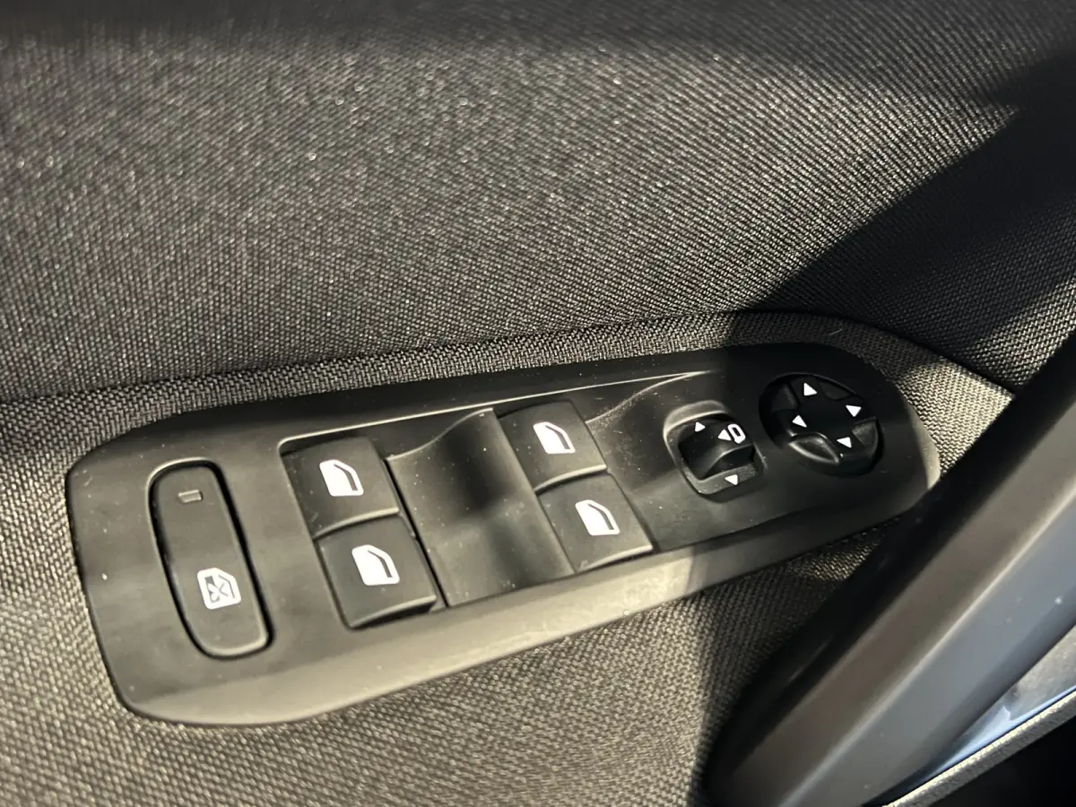 1.2 PureTech Blue Lease Active | Android Auto/Apple Carplay | LM Velgen 16" | Achteruitrijcamera | Cruise Control | Head-Up Display | Airco |