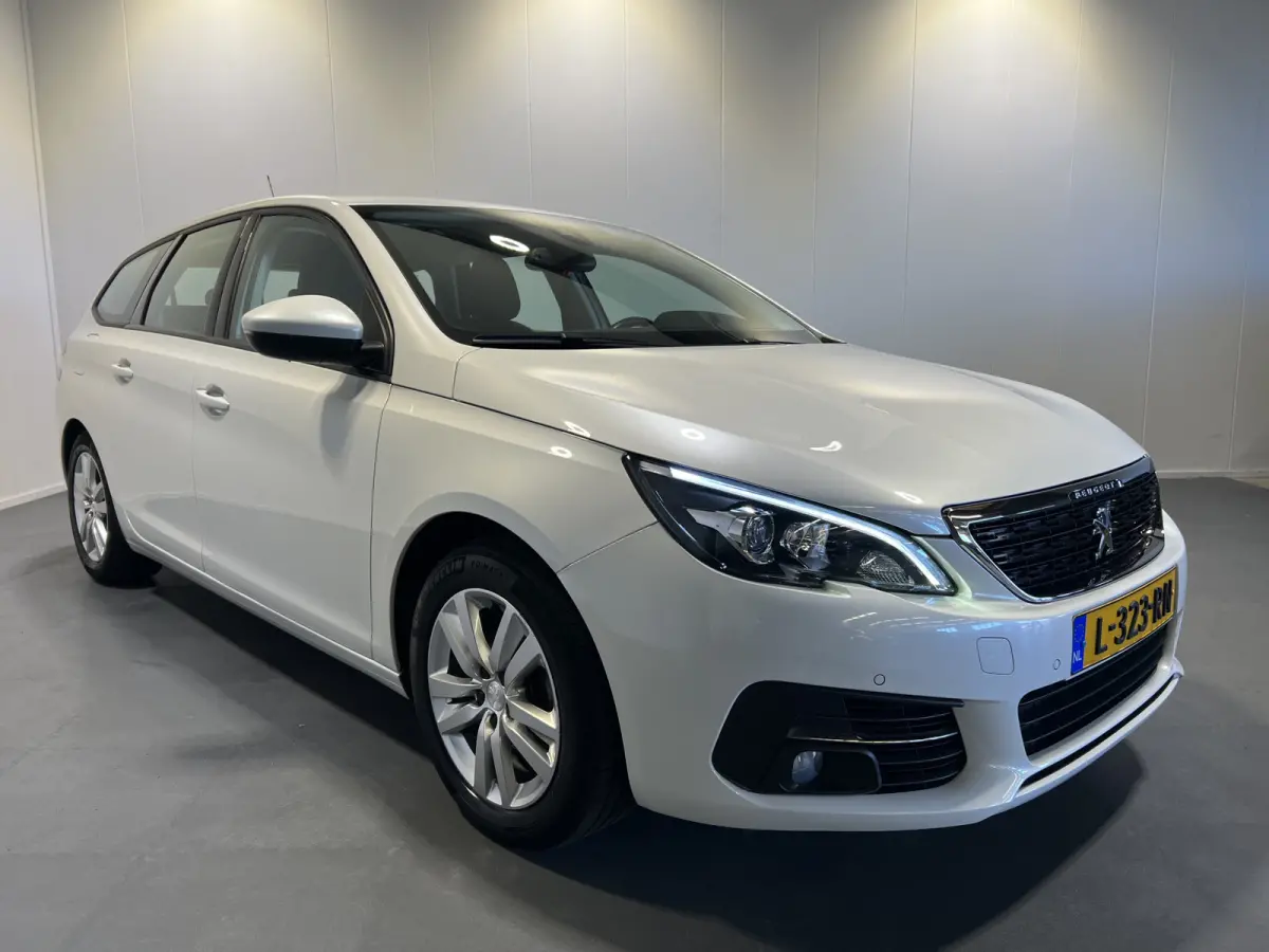 1.2 PureTech Blue Lease Active | Android Auto/Apple Carplay | LM Velgen 16" | Achteruitrijcamera | Cruise Control | Head-Up Display | Airco |