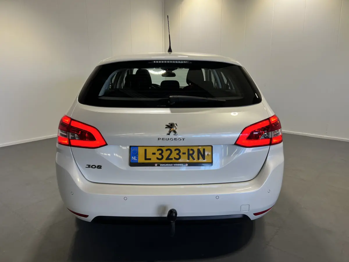 1.2 PureTech Blue Lease Active | Android Auto/Apple Carplay | LM Velgen 16" | Achteruitrijcamera | Cruise Control | Head-Up Display | Airco |
