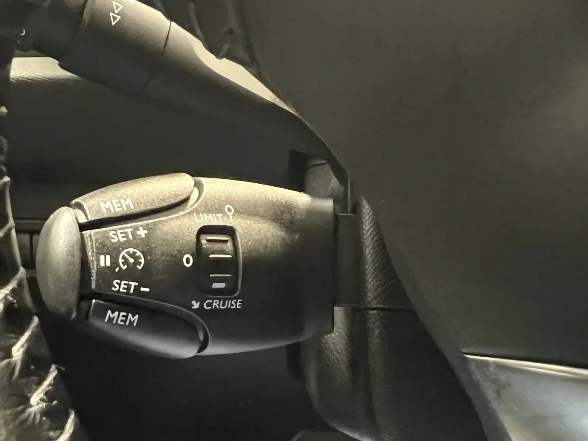 1.2 PureTech Blue Lease Active | Android Auto/Apple Carplay | LM Velgen 16" | Achteruitrijcamera | Cruise Control | Head-Up Display | Airco |