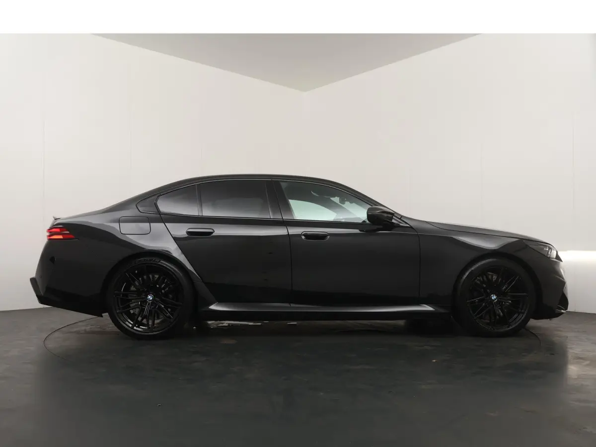 Sedan | M Driver's Pack | SoH 100% | Driving Assistant Professional | Parking Assistant Prof | Bowers & Wilkins | Stoelventilatie | Carbon Pack | Stuurwielrand verwarmd |
