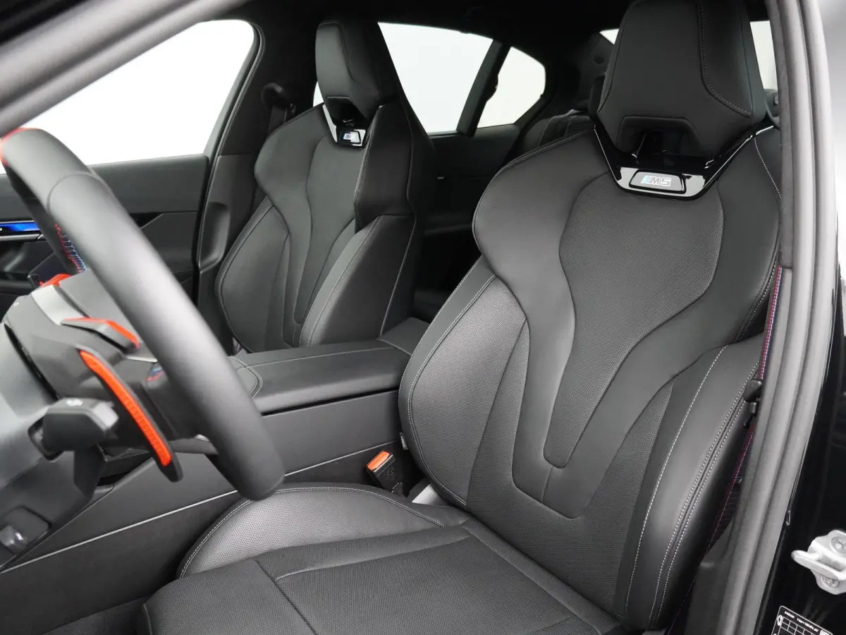 Sedan | M Driver's Pack | SoH 100% | Driving Assistant Professional | Parking Assistant Prof | Bowers & Wilkins | Stoelventilatie | Carbon Pack | Stuurwielrand verwarmd |