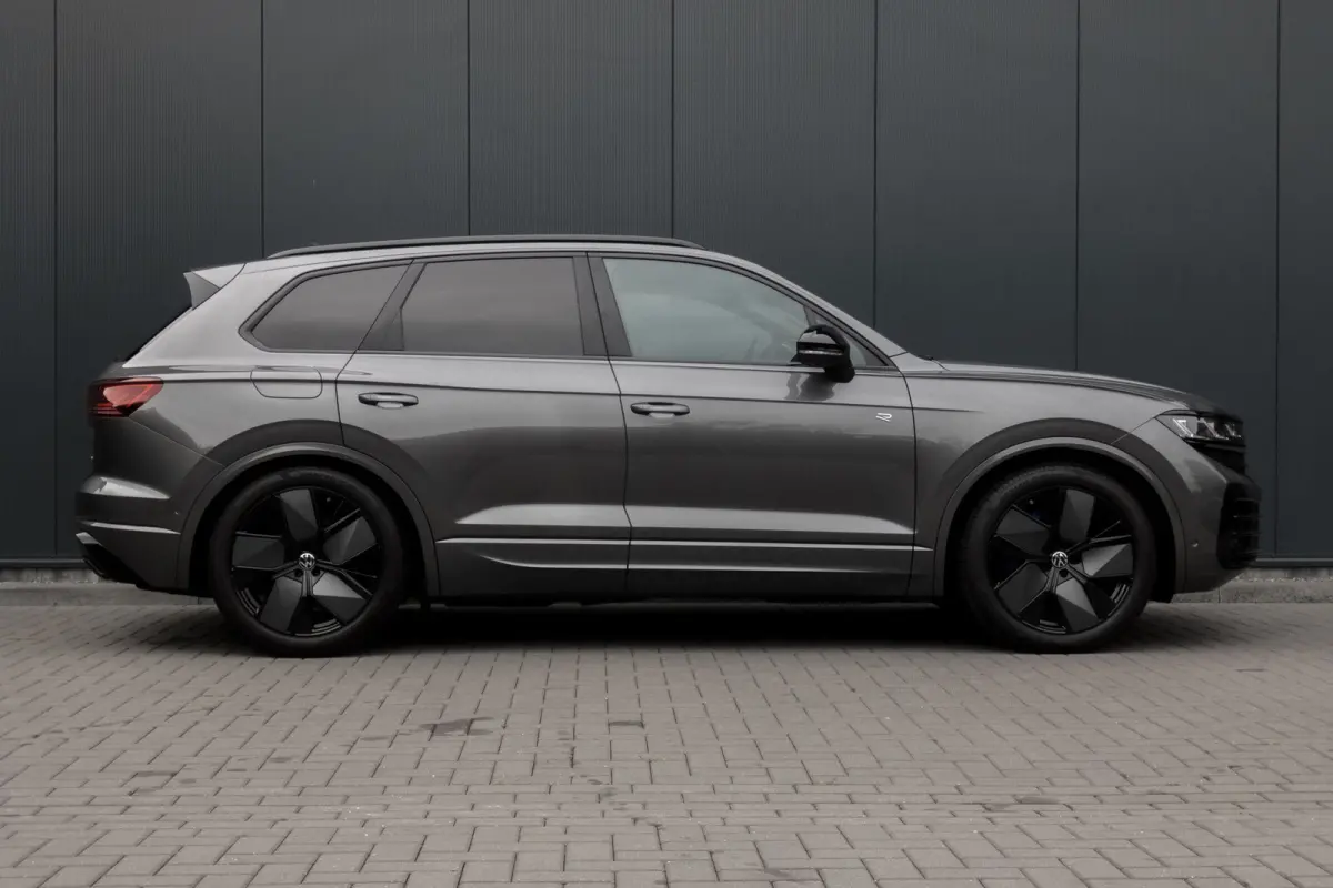 3.0 TSi eHybrid 4MOTION R | Panoramadak | Luchtvering | 360°| HUD | Nachtzicht | R-line