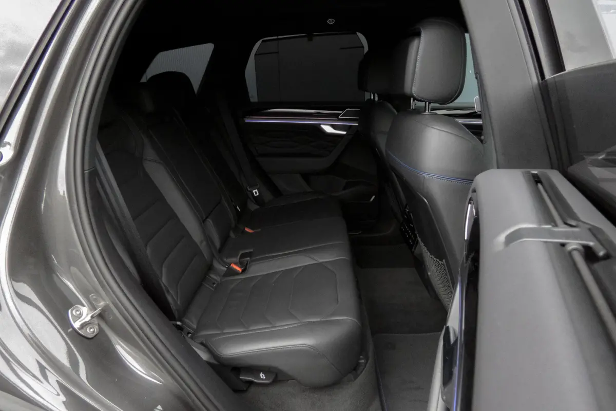 3.0 TSi eHybrid 4MOTION R | Panoramadak | Luchtvering | 360°| HUD | Nachtzicht | R-line