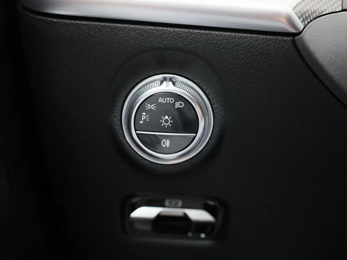 180 AMG Line | Automaat | Panoramadak | Apple Carplay / Android Auto | Trekhaak | Virtual cockpit | Sfeer verlichting | Leder | Navigatie | Climate control | Camera | Parkeer sensoren | LMV 