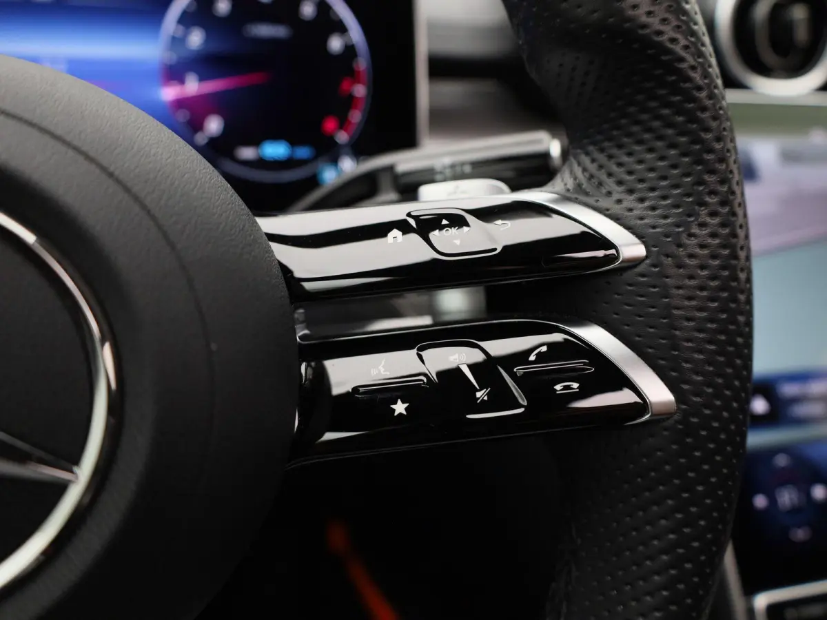 180 AMG Line | Automaat | Panoramadak | Apple Carplay / Android Auto | Trekhaak | Virtual cockpit | Sfeer verlichting | Leder | Navigatie | Climate control | Camera | Parkeer sensoren | LMV 