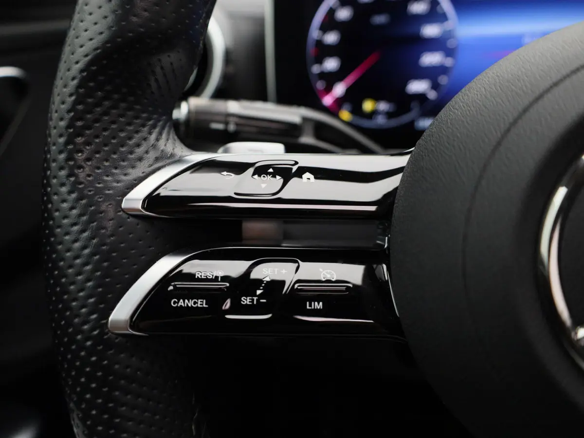 180 AMG Line | Automaat | Panoramadak | Apple Carplay / Android Auto | Trekhaak | Virtual cockpit | Sfeer verlichting | Leder | Navigatie | Climate control | Camera | Parkeer sensoren | LMV 